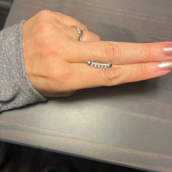 Single 14kt white gold and diamond Kendra Scott Indie ear climber earring - Picture 5 of 5